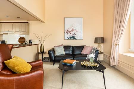 Huge Apartment in CBD | Weekly Rates Available