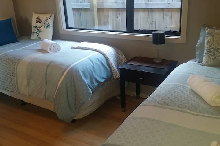 Spálňa 3 
2 x jednolôžko 
+ portacot k dispozícii na požiadanie.
Prenosný ventilátor
nástenný ohrievač