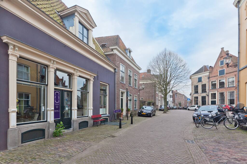 Voorgevel van RUSTPUNT (Commovendo). Het is 2 minuten lopen naar het bruisende centrum en 10 minuten lopen naar het station.