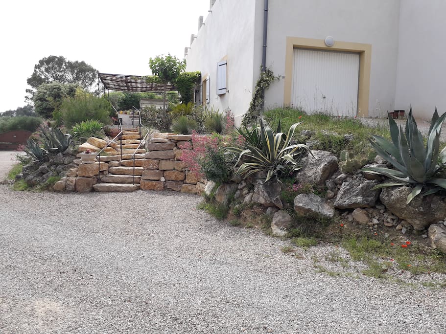 possibilité de 2 places de parking extérieur de la villa