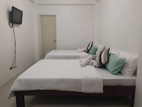 JM's HAUZ (Qhira's room) Private & Air-conditioned