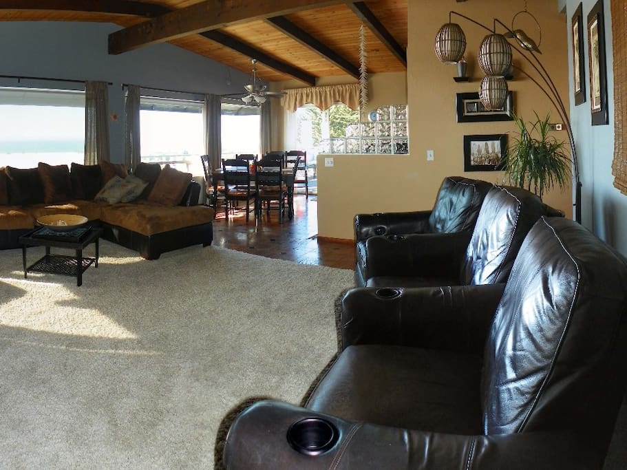 Living room with theatre chairs overlooking the ocean!