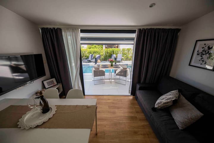 First Apartment Garden (With Pool) - Zadar