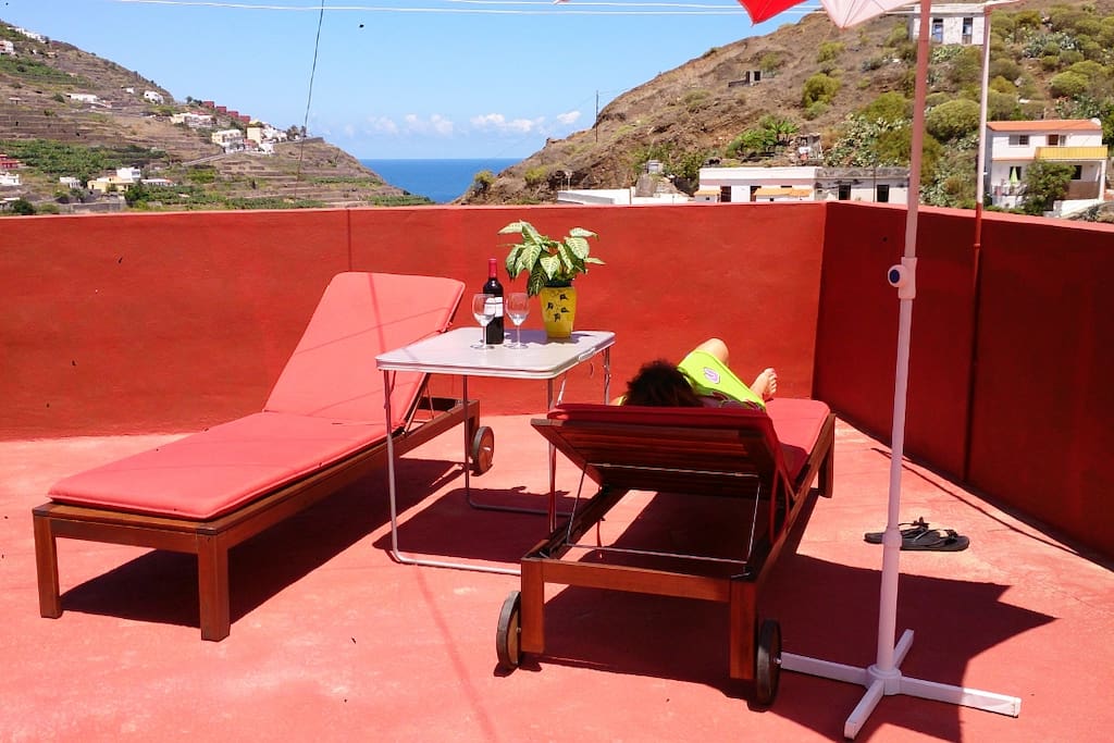 Sonnenliegen auf der Dachterrasse