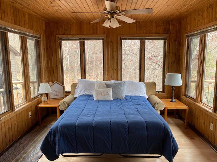 阳光房的折叠沙发（或鹿架）可变成一张标准双人床，一进入房源即位于主楼层。