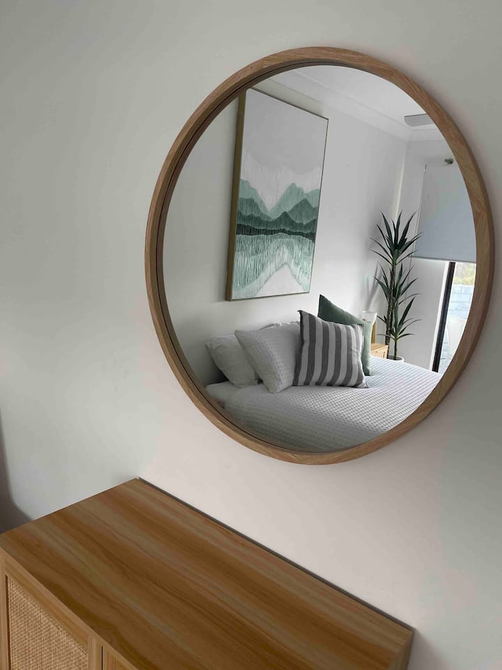 美丽的主卧室装饰时尚，让您在度假期间放松身心！