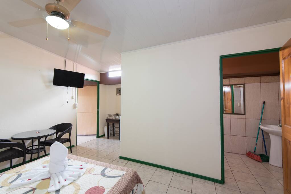 Excellent option: double bed, ceiling fan, extra fan, coffee maker, coffee, mini fridge, WIFI, cable TV and private bathroom with hot water