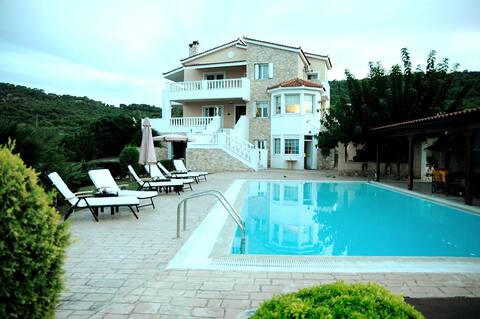 Spacious And Luxurious Villa - Bella villa