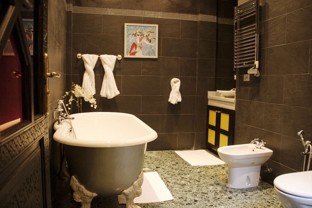 Sa salle de bain privative avec baignoire ancienne