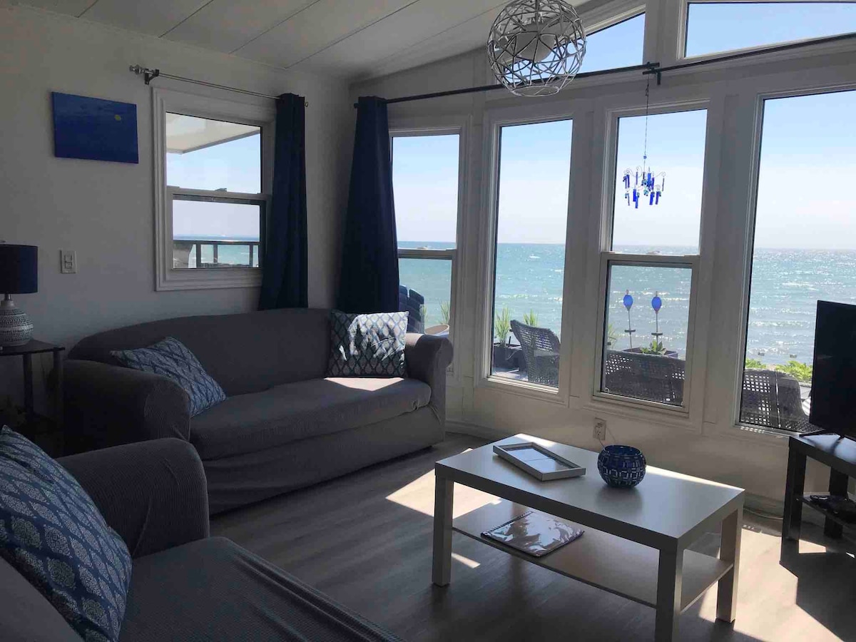 Blick vom Schlafsofa im Wohnzimmer, toller Blick auf den Eriesee ohne Hindernisse.  Schöne Aussicht auf den See zu jeder Jahreszeit.