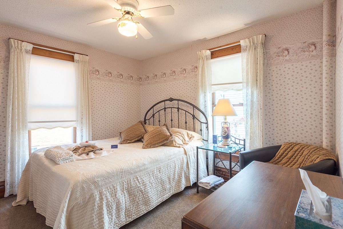 Patty's Lake View Room