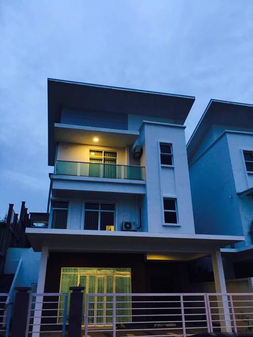 Night view of the vacation home