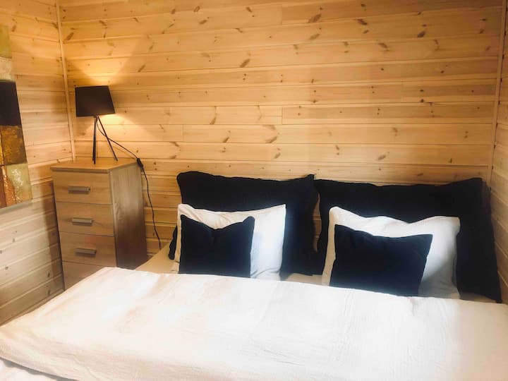 تحتوي غرفة النوم الأولى على سرير بحجم كوين (150 سم) وسرير أطفال. تحتوي الغرفة على نافذة وستائر معتِّمة.