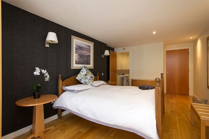 Ideal base for City Centre apt/parking and balcony