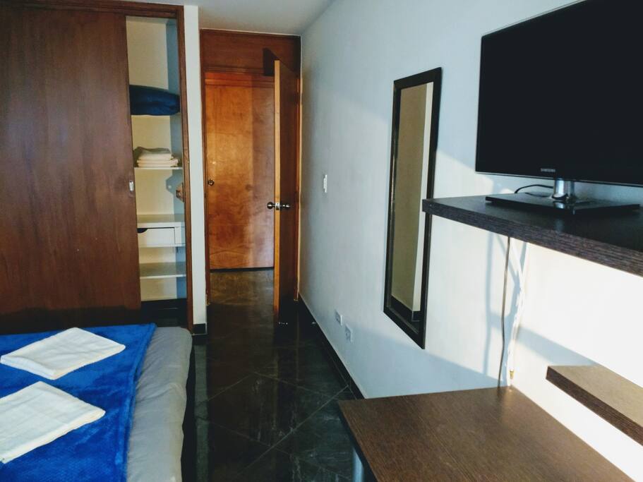 Con TV. cable de 160 canales