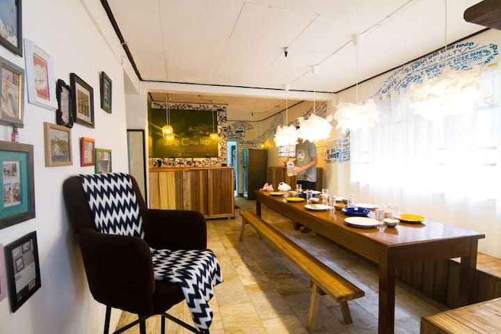 GoSurfari house+ breakfast(private AC room 4PAX)5
