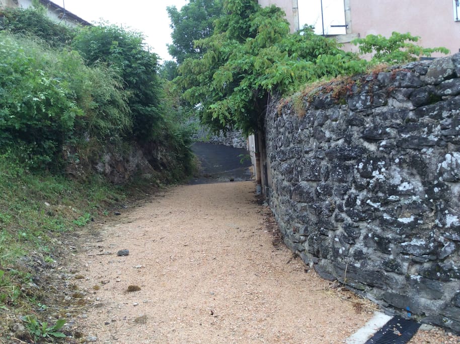 Le petit chemin goudronné qui accède au gite