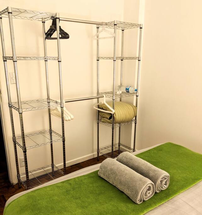 Quarto 1 - O armário estará vazio apenas com alguns cabides e prateleiras a sua disposição pra usar.