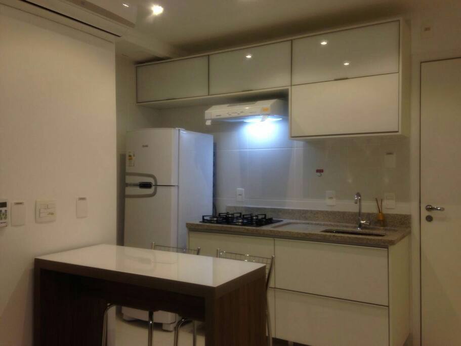 Cozinha, com geladeira, cooktop, suggar