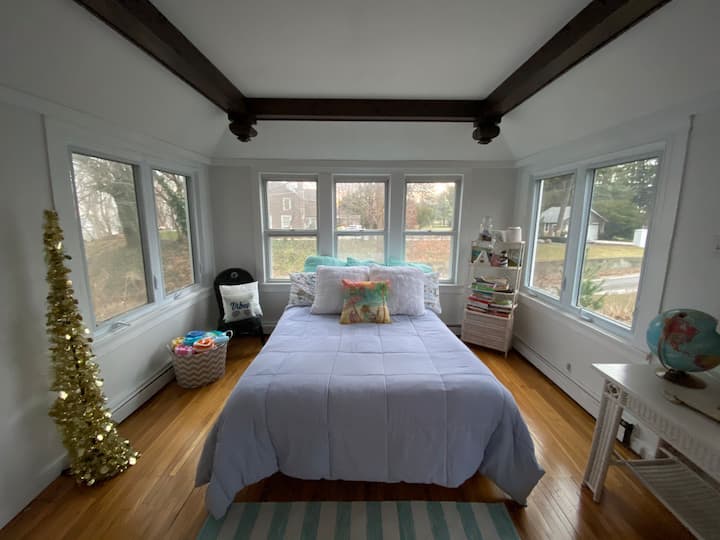 Cama tamaño queen.
¡Esta habitación es para aquellos a los que les encanta despertarse con el sol! 