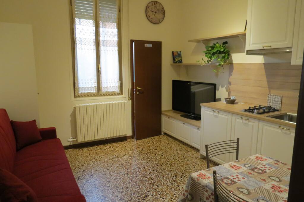 Soggiorno con angolo cottura tv 48" Philips e climatizzatore Daikin