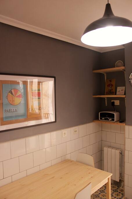Cocina con mesa para comer y radio con Bluetooth Lemco