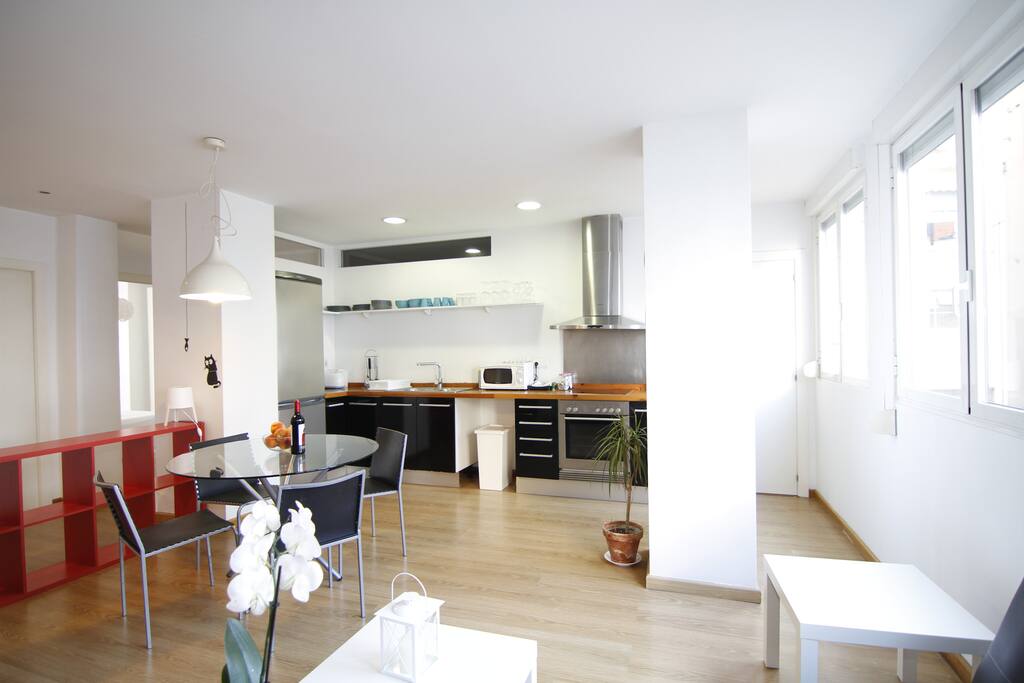 Bright and spacious kitchen, dining and living area