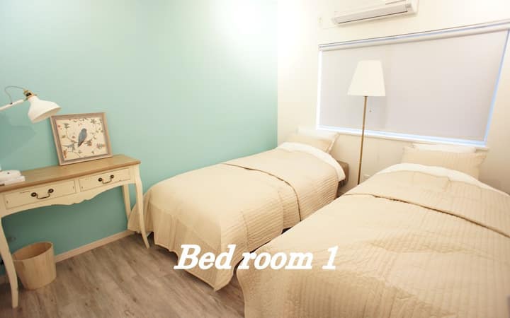 【ベッドルーム1】デスクのあるお部屋です。ふかふかのベッドでお休みください。