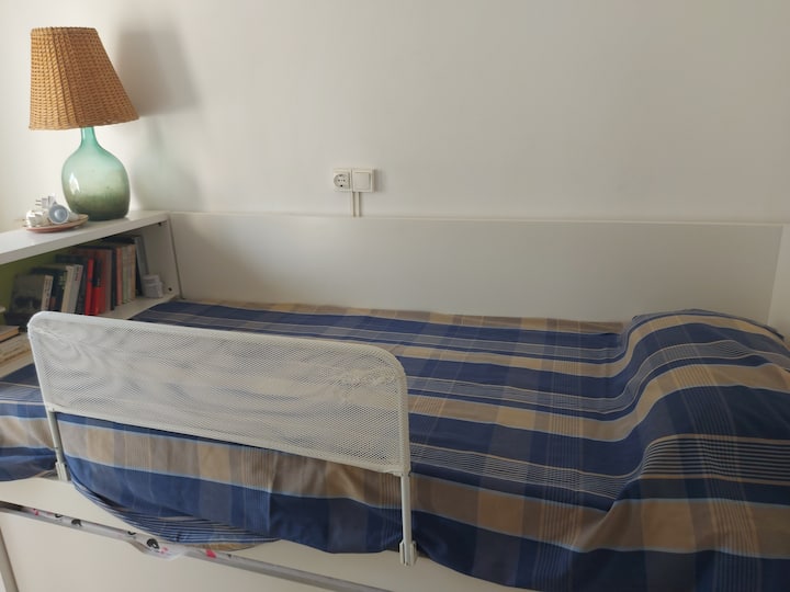 Საწოლის დამატებითი მოაჯირი სტუმრის განკარგულებაშია 