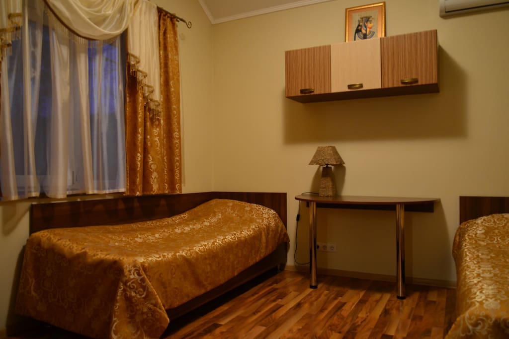 Спальная комната с двумя кроватями