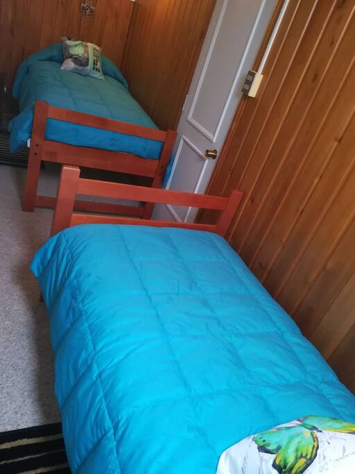 Dormitorio con dos camas singles