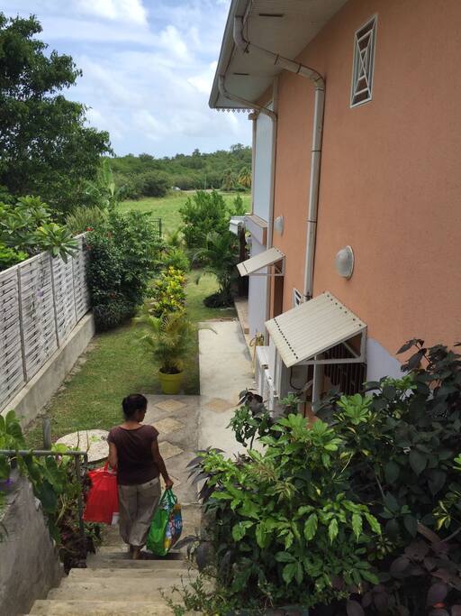 Vous et les autres locataires de la résidence avez accès au jardin et au portail qui donne directement sur la plage.