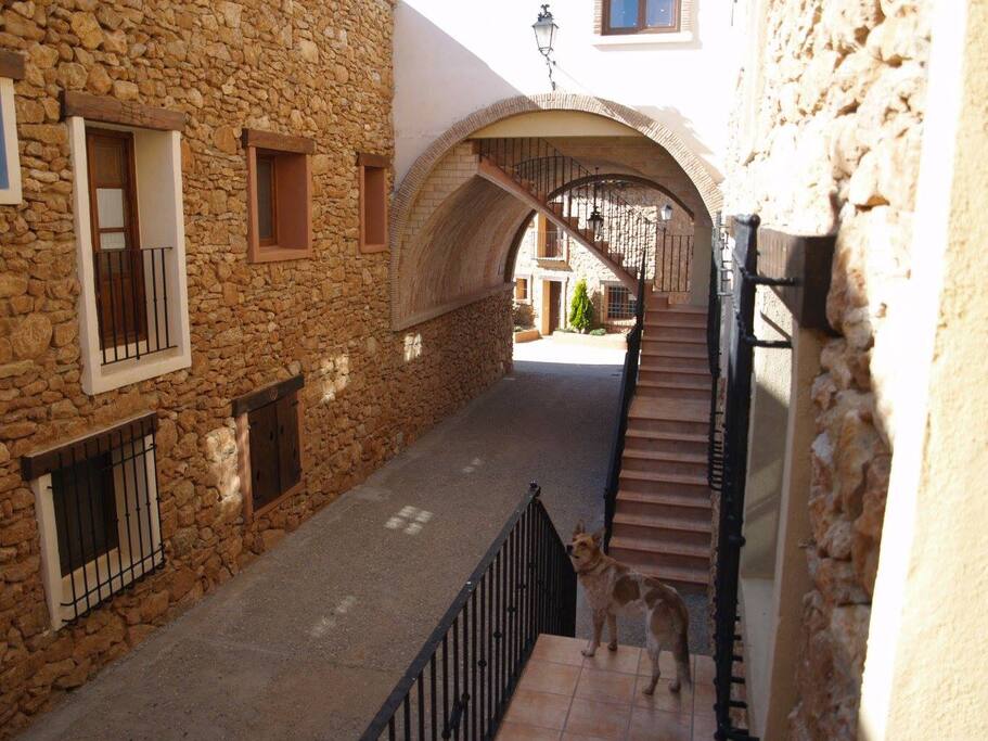 calle del arco vista desde la escalera de acceso a casa.
