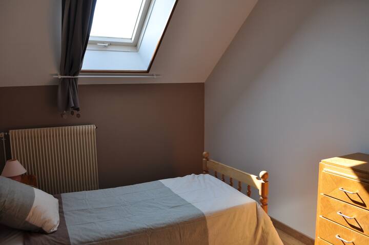 Chumba kidogo cha kulala cha ghorofa ya juu (kitanda 1 cha mtu mmoja)