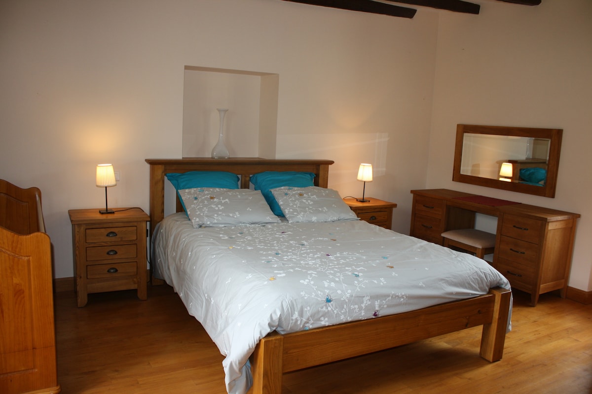 ห้องนอน 1 
เตียงขนาด 160 ซม. + เตียงเด็กพร้อมบาร์ไม้