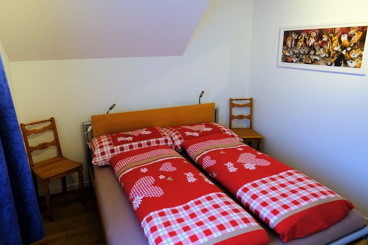 Schlafzimmer mit Doppelbett