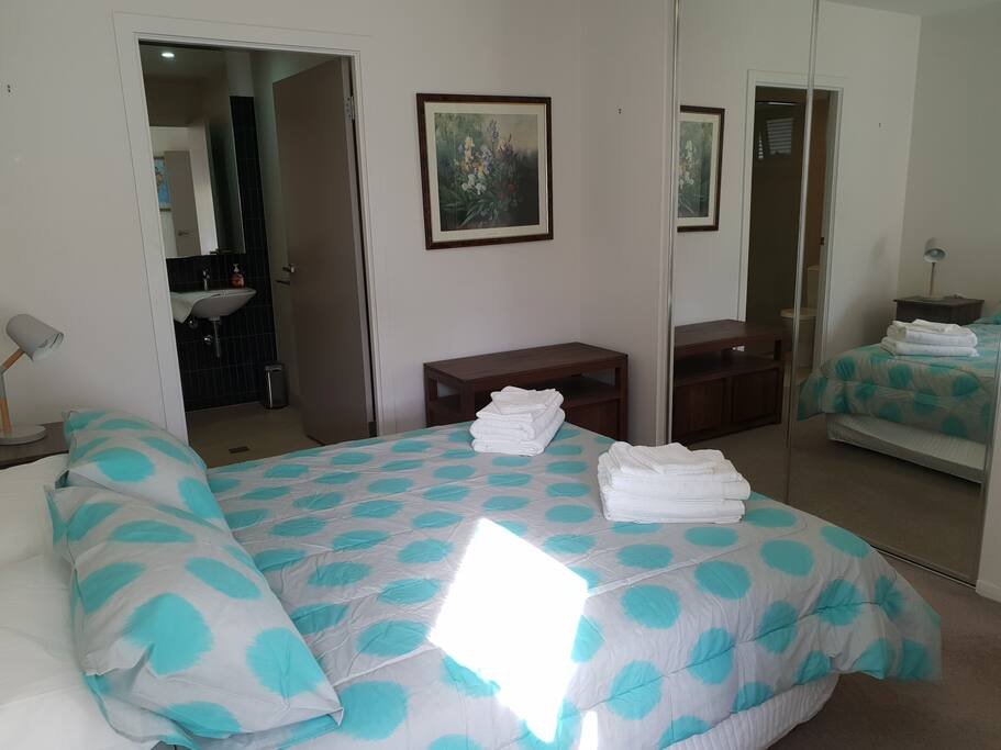 Master with ensuite queen bed