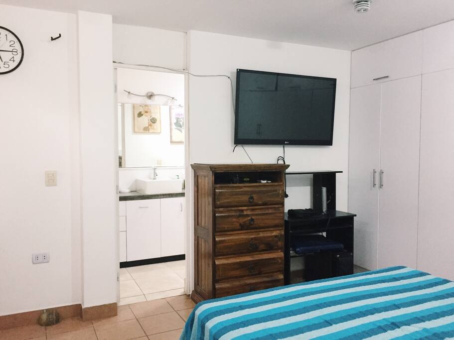 TV y baño dentro del cuarto