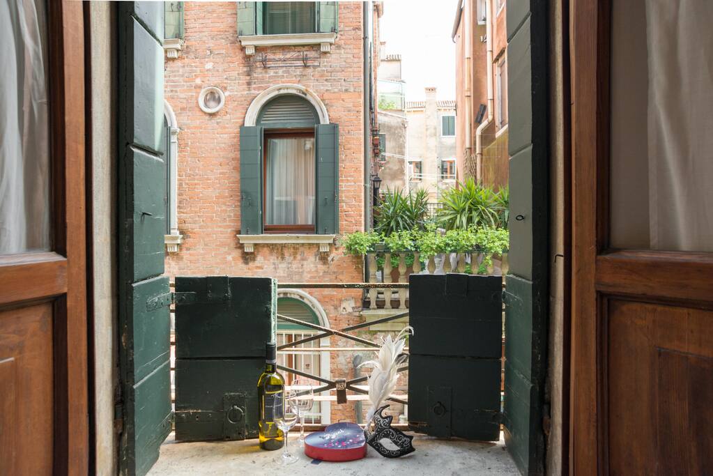 Aperitif canal view at the Flat