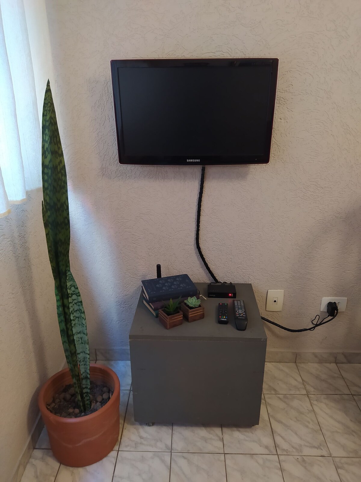 Televizor me antenë dixhitale (jo inteligjente).