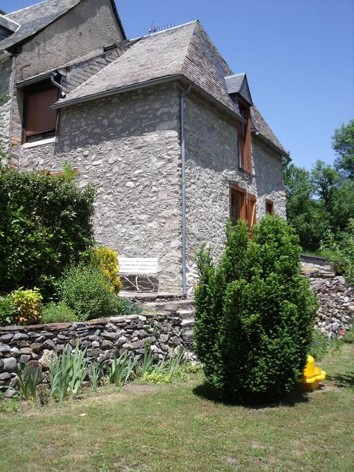 vue du jardin sur la grange