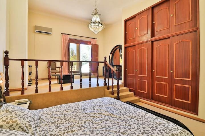 Master chumba cha kulala Suite.  Ni pamoja na bafuni binafsi na exit kwa mtaro unaoelekea bwawa na tenisi mahakama.