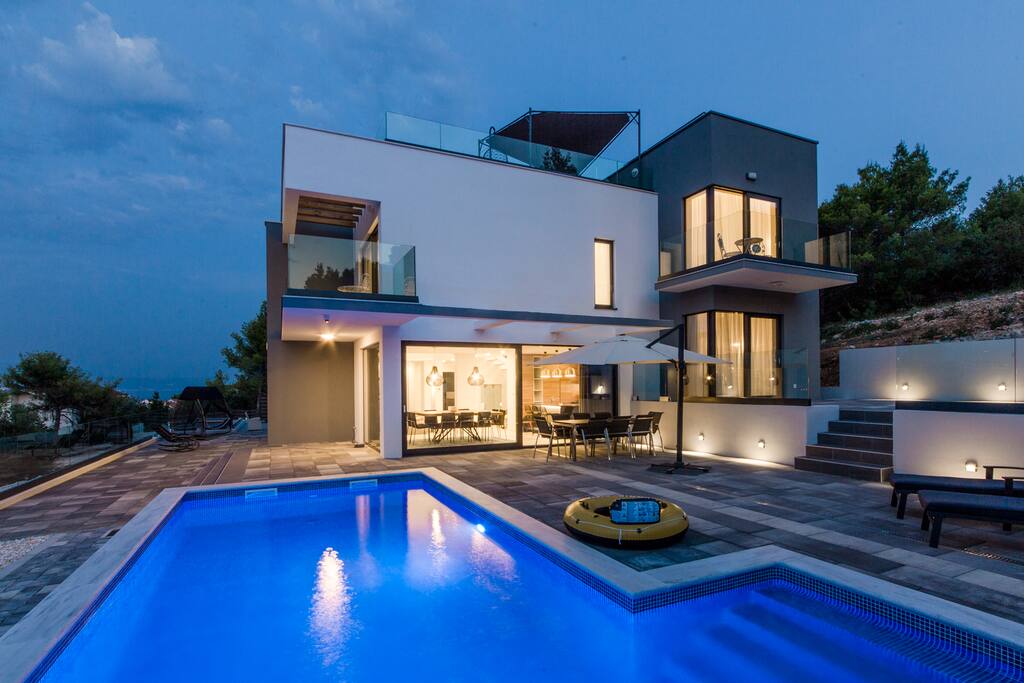 Villa Navisus by night