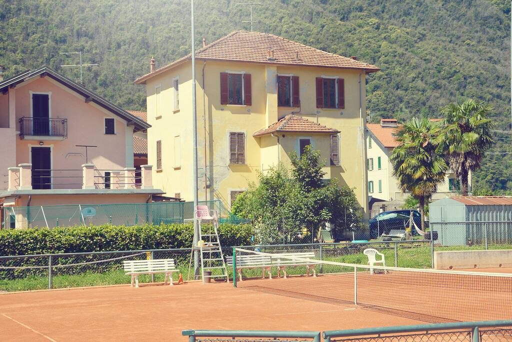 Blick auf Haus und Garten von der benachbarten Tennisanlage