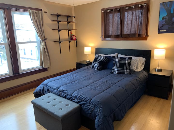 ห้องนอนใหญ่ชั้นสอง 