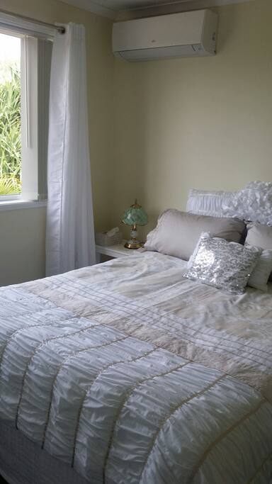 Our Starfish bedroom has a queen size bed with beautiful quality linen. Towels are provided along with shampoo conditioner and soap. Ample space to hang your clothes. The air conditioner is very quiet. A luggage rack is available. This room is cosy snd comfortable.