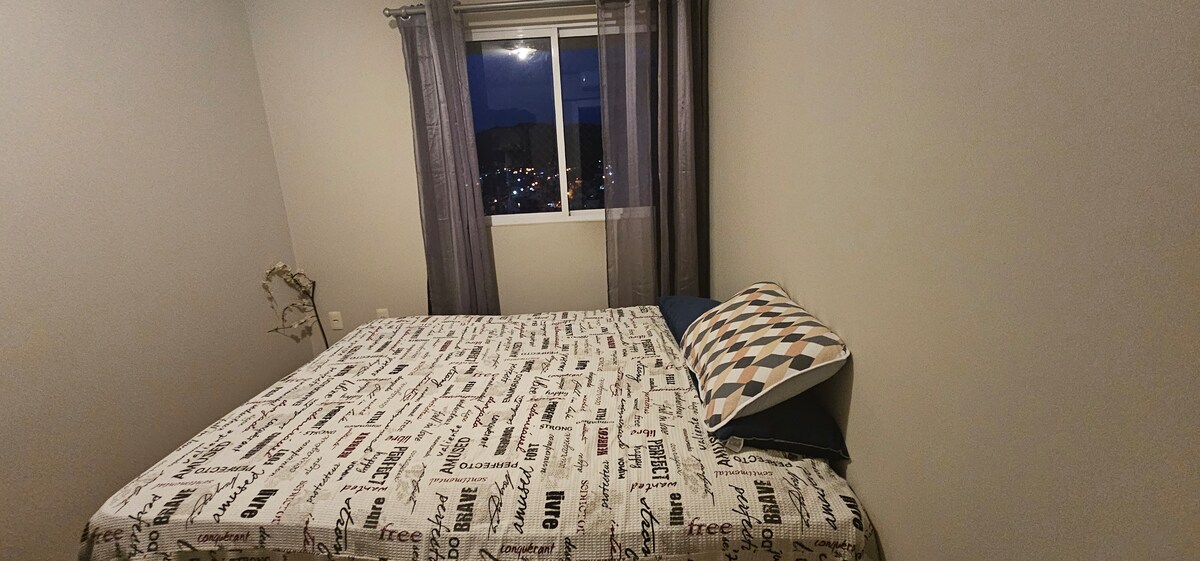 Kamer met queensize bed, heeft airconditioning geïnstalleerd. Uitzicht op de buurt Gravatá.

Extra dubbel luchtbed beschikbaar.