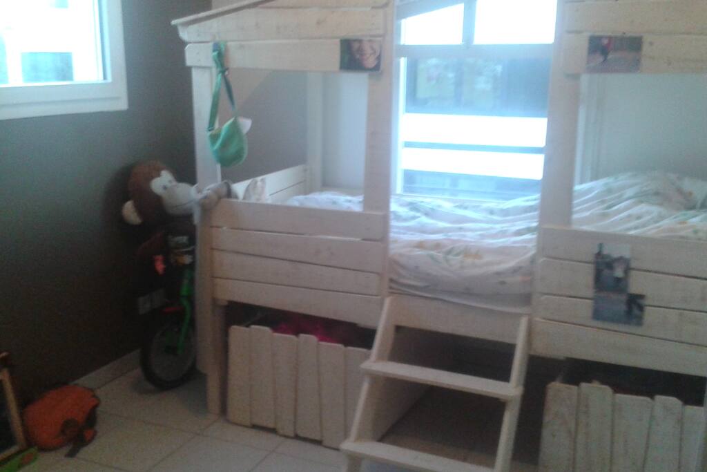 Chambre enfant. Lit cabane 200 x 90.