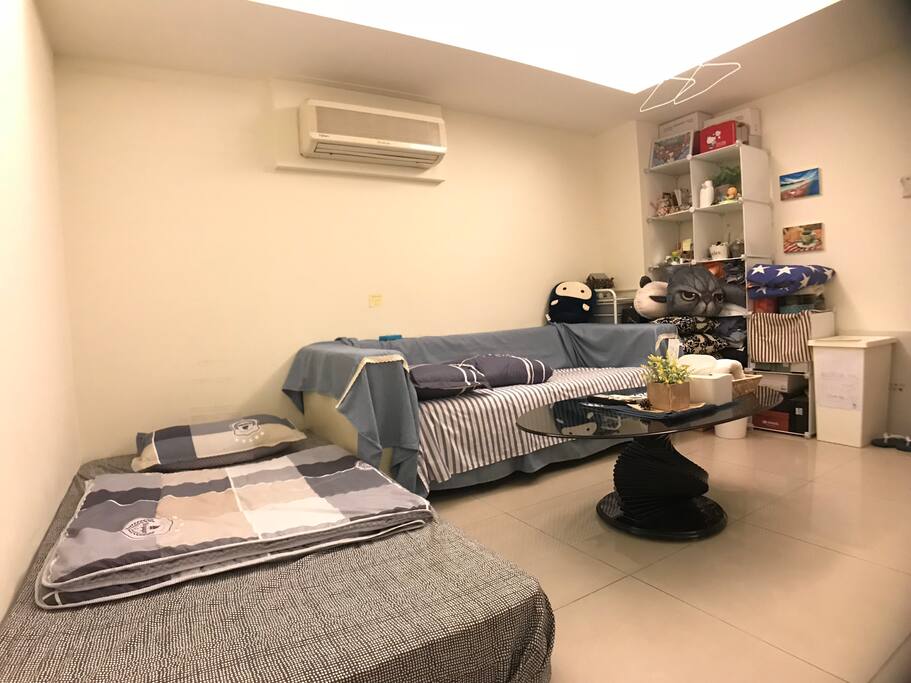 如果你身高高過170可以選擇屈膝睡沙發,或是大字形睡地上的舒服單人彈簧床(190cm*105cm),如果兩個人一起住, 有一個人會需要睡沙發(15cm厚)的歐!
沙發側睡的話178公分以內也都可以唷! 一間房間可以睡兩個人。