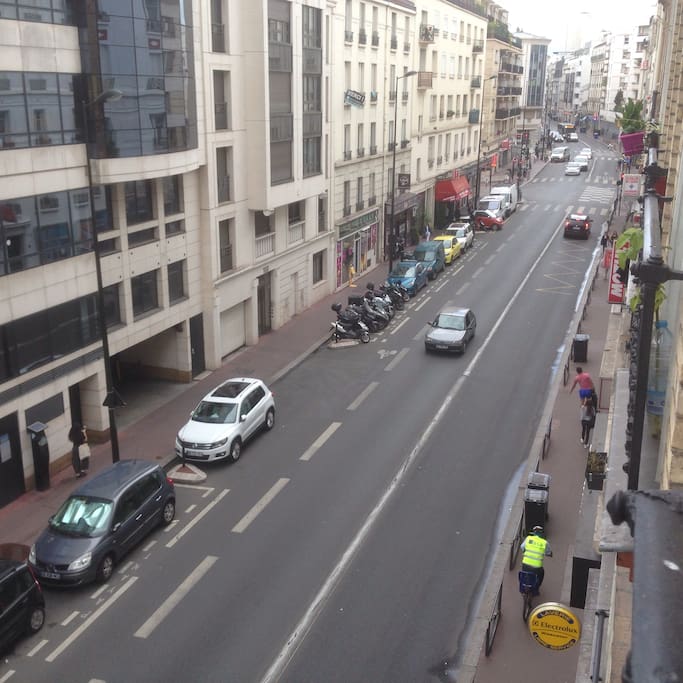 Bus direct pour Arc. 300mts de la estation Clichy/Levallois. 500mts center comercial S'Ouest